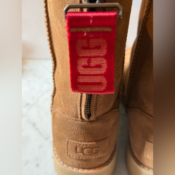 New Uggs, never worn in size 7. - Picture 4 of 9